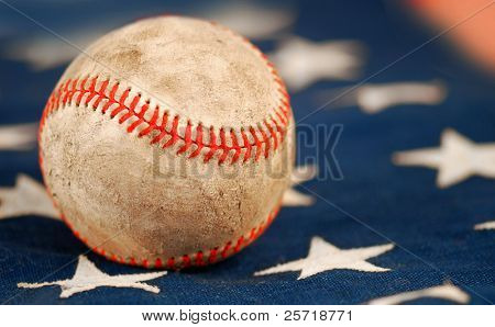 Staré a omšelé baseballu na americkou vlajku