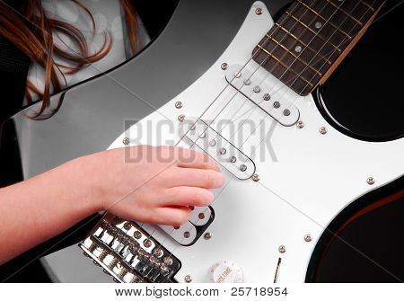 Ragazza suonando la chitarra elettrica con mano su corde