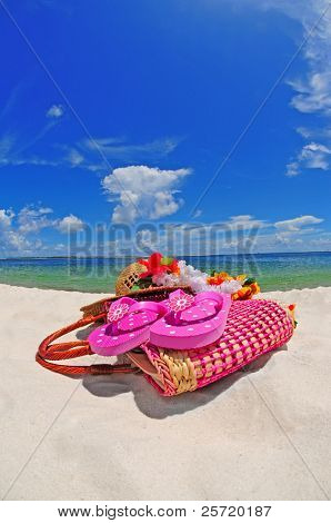 Akcesoria plażowe na plaży pod błękitne niebo