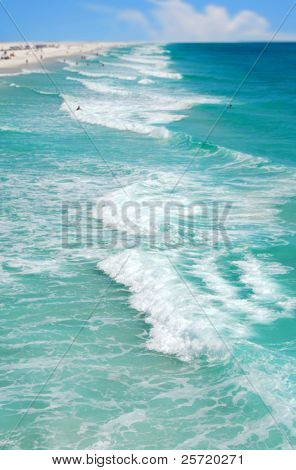 ทัศนียภาพของทะเลสวยงามกับผู้ beachgoers ในระยะ
