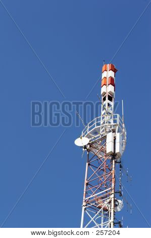 Cantina telefono Antenna contro blu cielo, sole, sole