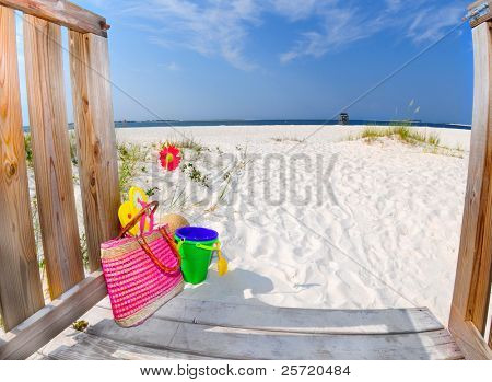 Promenady prowadzącej do plaży z kolorowe akcesoria