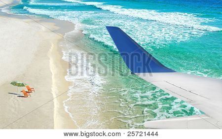 Wakacje plaży poniżej płaszczyzny skrzydła