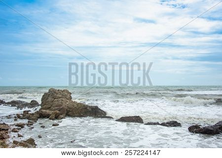 White Sea Waves Hit The Rocks Nateral Seascape