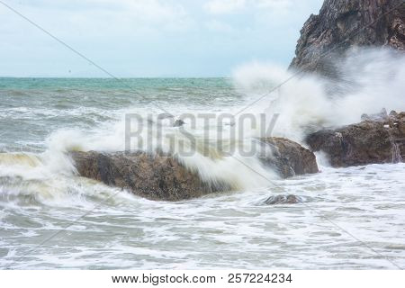 White Sea Waves Hit The Rocks Nateral Seascape
