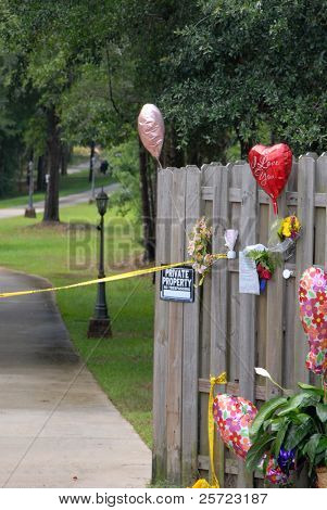 BEULAH, FL - 14 de julio: 14 de julio de 2009 en Beula muestra un monumento fuera de la casa de la familia de Billings