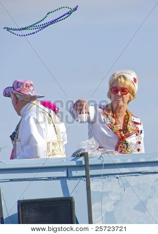 PENSACOLA, FLORIDA - 13 februar: Revelers tigge om perler på Grand Mardi Gras parade i Pensacola