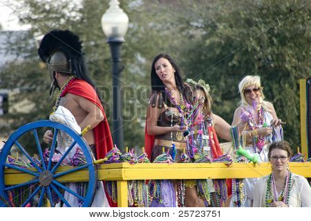 PENSACOLA, FLORIDA - 13 februar: Revelers tigge om perler på Grand Mardi Gras parade i Pensacola