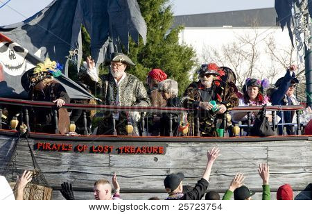 PENSACOLA, FLORIDA - 13 februar: Revelers tigge om perler på Grand Mardi Gras parade i Pensacola