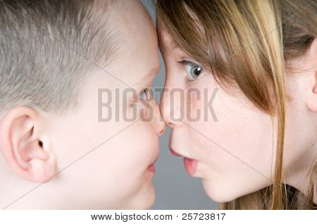 Mladý chlapec a dívka působí hloupě