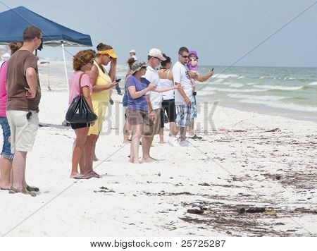 เพนซาโคลาบีช - 23 มิถุนายน: ขาตั้ง Beachgoers ใกล้น้ำมันครอบคลุมทรายเมื่อ 23 มิถุนายน 2010 ในเพนซาโคลา Beac