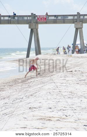 เพนซาโคลาบีช - 23 มิถุนายน: การ beachgoer ตอนเหนือน้ำมันปรับปรุงเมื่อ 23 มิถุนายน 2010 ในเพนซาโคลาบีช 