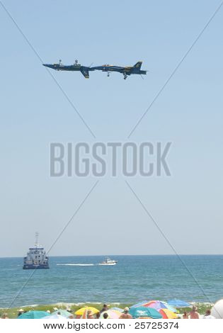PENSACOLA BEACH - 8 juli: The US Navy Blue Angels flyvning demonstration team udføre over Pensacola