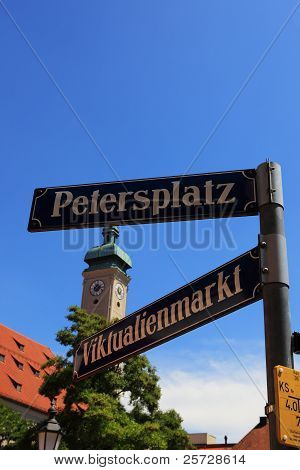 Viktualienmarkt-Petersplatz yılında Münih-Almanya'da.
