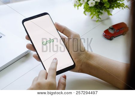 Chiang Mai,thailand - Feb 19, 2018 : Samsung Galaxy S8 Plus Open Grab Application On Woman Hands,gra