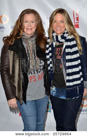 LOS ANGELES - NOV 20: Pam Bergman, Maria Arena Bell ankommer til PS Arts 2011 