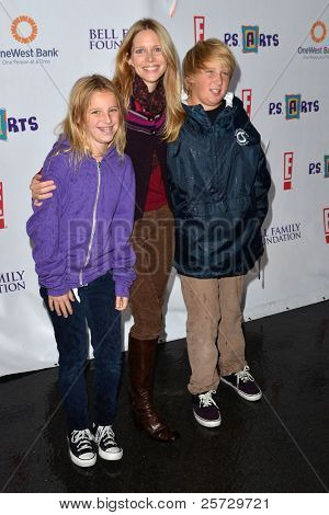 LOS ANGELES - 20 NOV: Lauralee Bell et ses enfants arrive au P.S Arts 2011 