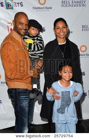 LOS ANGELES - NOV 20: Dondre T. Whitfield, 40kilometrová Richardson Whitfield & jejich děti dorazí na t
