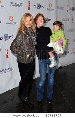 LOS ANGELES - 20 NOV: Jessica Collins, Michelle Stafford en dochter arriveert bij de PS kunsten 2011 