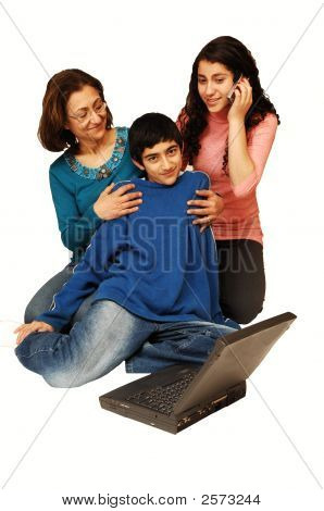 Een familie heeft plezier samen.