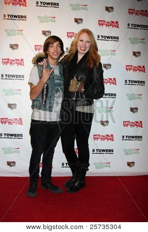 LOS ANGELES - NOV 22: Jimmy Bennett, Elizabeth Stanton på 2011 Hollywood Christmas Parade konce