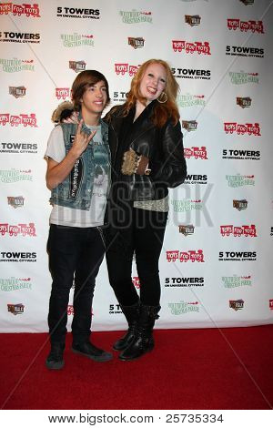 LOS ANGELES - NOV 22: Jimmy Bennett, Elizabeth Stanton på 2011 Hollywood Christmas Parade konce