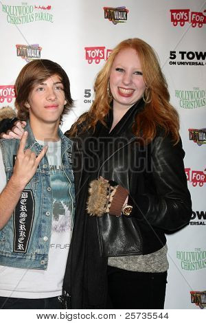 LOS ANGELES - NOV 22: Jimmy Bennett, Elizabeth Stanton på 2011 Hollywood Christmas Parade konce