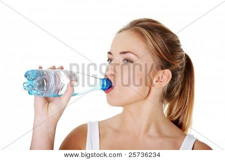 Teen donna bere acqua minerale da bottiglia