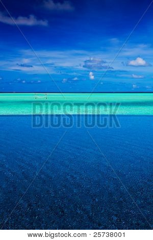 Stribe af tropiske ocean mellem intinity swimmingpool og sky