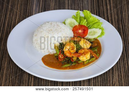 Stir Fried Shrimp In Thai Red Curry Paste With Rice And Fried Egg Spicy Fried Shrimp Curry Fried Shr