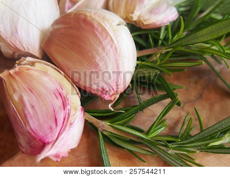 Garlic. Fresh Garlic. Red Garlic.  Garlic Bulbs In Vintage Wooden Bowl.
