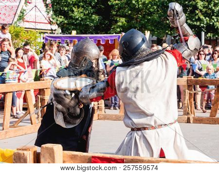Moscow, Russia - August 19, 2018. Historical Fencing At The Festival Times And Epochs. Historical Re
