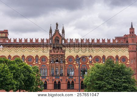 Glasgow, Scotland, Uk - June 17, 2012: Facade Of Templeton Building Is Yellow And Red Stones. Statue