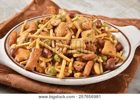 Gourmet Cracker Mix With Wheat And Rice Rackers, Dried Peas, Peanuts, Roasted Chickpeas, Suitanas An