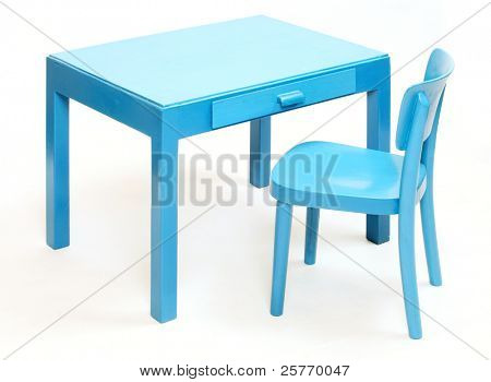 Klassiske blå stol og bord - skolebænken på en hvid baggrund.