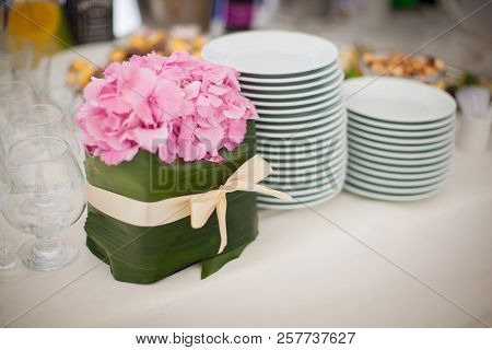 Elegant Flower Decoration On The Table In Restaurant For An Event Party Or Wedding Wedding Table