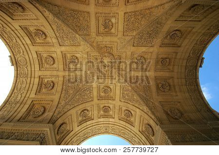 Paris, France-jul 23, 2018: Arc De Triomphe Du Carrousel At The Center Of Place Du Carrousel In The 