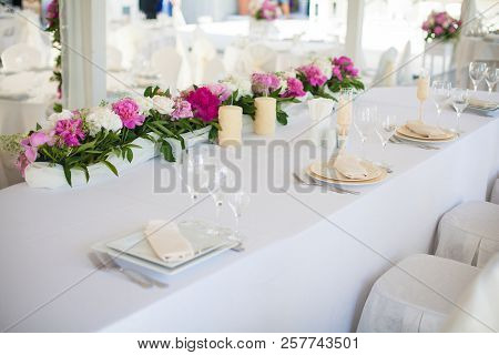 Elegant Flower Decoration On The Table In Restaurant For An Event Party Or Wedding Wedding Table