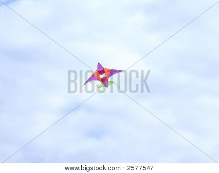 Flyvende Kite i en blå himmel