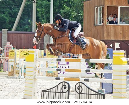 SAINT-PETERSBURG-lipiec 17: Rider Gunnar Klettenberg na Bingo w Jeździeckiej skoków Pokaż