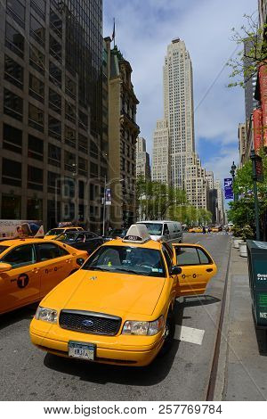 New York City - May 6, 2013: Yellow Cabs On Fifth Avenue At 39th Street, Manhattan, New York City, U