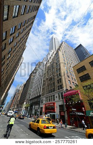 New York City - May 6, 2013: Madison Avenue East Side Between 39th And 40th Street In Midtown Manhat
