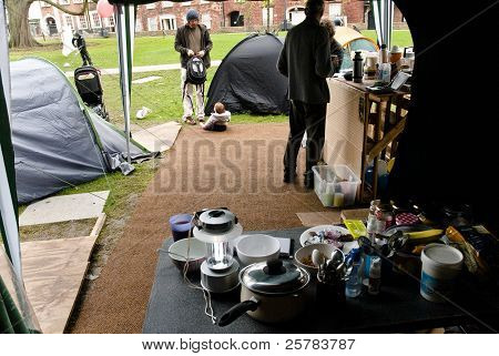 Una escena de la zona de la cocina del campamento de Exeter ocupan