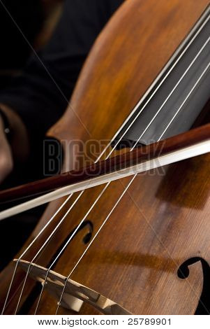 Mani giocando violoncello