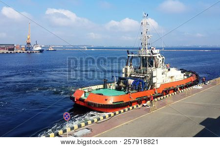 Image Of Tug Boat In Traiding Sea Port
