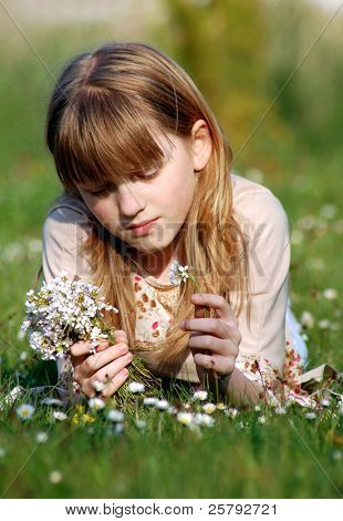 fille dans le jardin