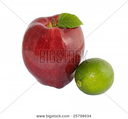 Červená appleswith vápno izolovaných na bílém pozadí