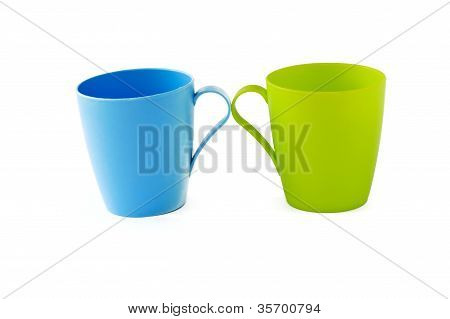 Bicchieri di plastica isolati su sfondo bianco