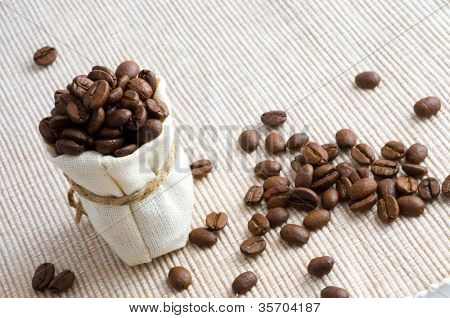 chicchi di caffè in sacchetto piccolo