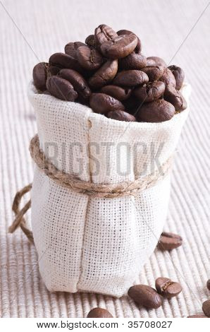Chicchi di caffè nel piccolo sacco